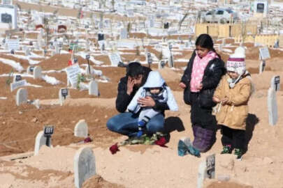 Depremde ölen eşinin mezarını ziyaret edip, Sevgililer Günü’nü kutladı 