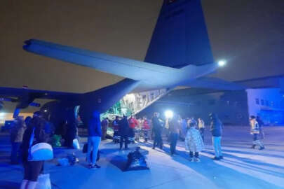 Depremde yaralanan 30 kişi uçak ile İstanbul’a getirildi; astsubay depremzede çocuğa montunu verdi