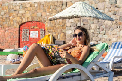 Oyuncu Nevide Çiçek’den setlerden önce havuz keyfi