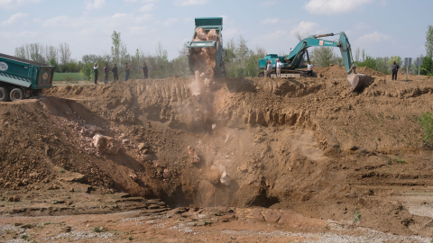 Konya'da Çarşamba Çayı tabanında çok sayıda obruk ve yarık oluştu;  su başka kanala aktarıldı
