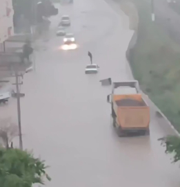 Ankara'da şiddetli yağış; yollar çöktü, araçlar, ev ve iş yerleri hasar gördü (4)