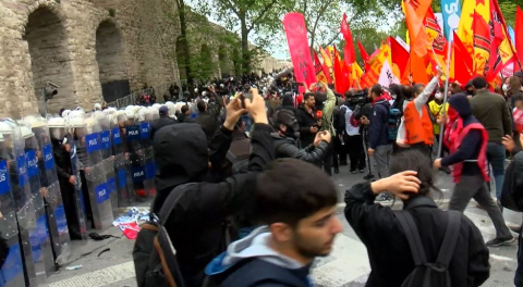 İstanbul - Eylemciler polise damacana ile vurdu - 2 (ek görüntü)