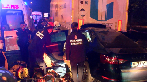 İstanbul-Pendik’te sürücüsünün direksiyon hakimiyetini kaybettiği otomobil TIR’ın altına girdi