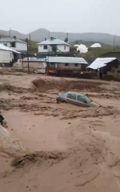 Ağrı’da çobanı yıldırım çarptı, sel suları otomobili sürükledi