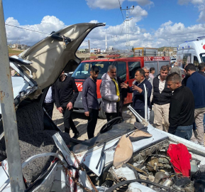 Otomobil aydınlatma direğine çarptı: 4 yaralı