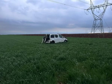 Hafif ticari araç, tarlaya uçtu: 2'si ağır 3 yaralı
