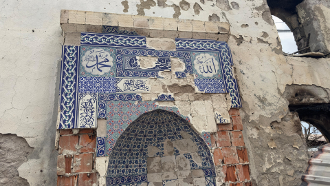 Artvin'deki yangında camiden geriye duvarları ve minaresi kaldı