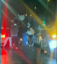 Asker uğurlamasında yolu trafiğe kapatıp eğlendiler