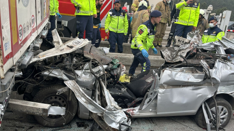 İstanbul - Pendik'te otomobil TIR'ın altında girdi: 4 ölü /Ek bilgi ve fotoğrafla