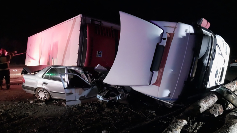 TIR'ın üzerine devrildiği otomobildeki baba yaralandı, oğlu öldü; kaza kamerada