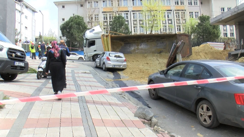 İstanbul- Bağcılar'da hafriyat kamyonu otomobilin üzerine devrildi