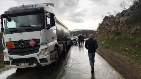 Otomobil, akaryakıt tankerine çarptı; 2'si çocuk 4 yaralı