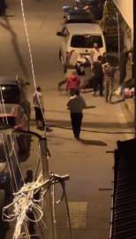 İstanbul- Kağıthane'de komşu iki ailenin park yeri kavgası kamerada