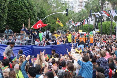 Uluslararası Adana Portakal Çiçeği Karnavalı'nda kortej yürüyüşü renkli görüntülere sahne oldu