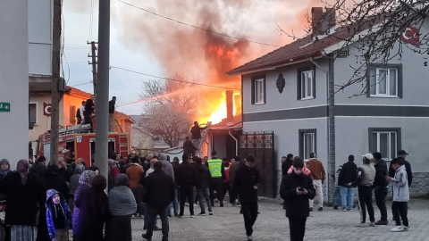 Alev alev yanan ev kullanılamaz hale geldi