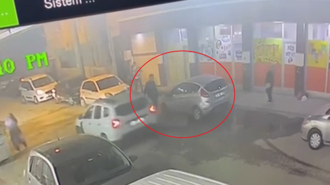 Tekmeyle park halindeki otomobilin dikiz aynasını kırdı