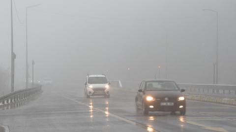 Bolu Dağı'nda hafif kar yağışı ve sis