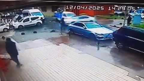 İstanbul- Küçükçekmece'de kazaya karışan otomobil kaldırımdaki yayaya çarptı; kaza kamerada