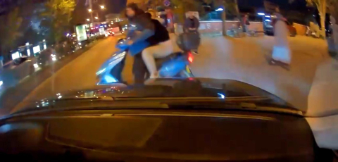 Otomobilin yaya geçidinde çarptığı motosikletteki 2 kişi yaralandı; kaza kamerada