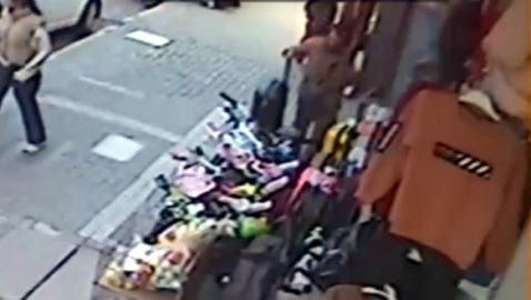 İstanbul - Avcılar'da valiz hırsızlığı kamerada