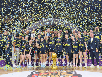 Kadınlar Basketbol Süper Ligi Şampiyonu Fenerbahçe, kupasını aldı