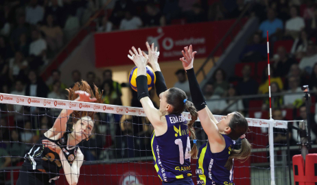 VakıfBank, final serisinde 2-0 öne geçti