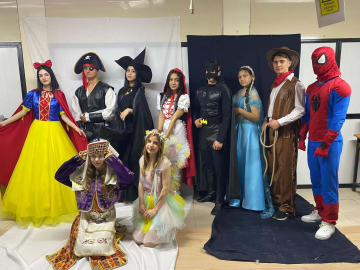 İzmir- Liseliler, masal kahramanı kostümleri dikerek para kazanıyor /Video eklendi