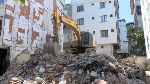 İstanbul - Bina yıkımı sırasında mahallenin internet kabloları koptu, 1 binada hasar oluştu