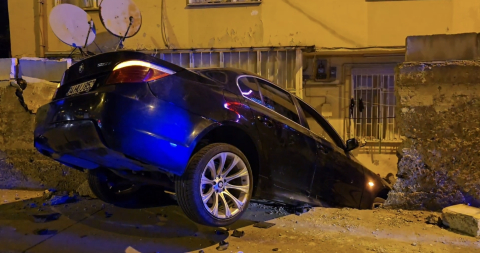İstanbul - Üsküdar'da kaza yapan sürücü, otomobilini bırakıp kaçtı