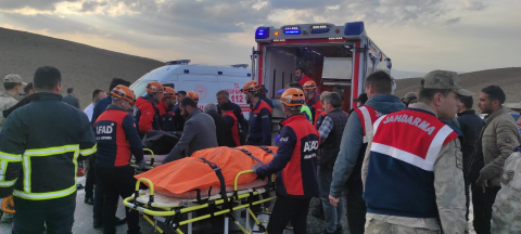 Van'da kamyonla yolcu minibüsü çarpıştı; 6 ölü, 13 yaralı (2)- Yeniden