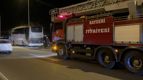 Turistleri taşıyan otobüs seyir halindeyken alev aldı