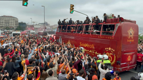 Galatasaray takım otobüsü Yenikapı'ya hareket etti, taratarlar eşlik ediyor / Ek video eklendi