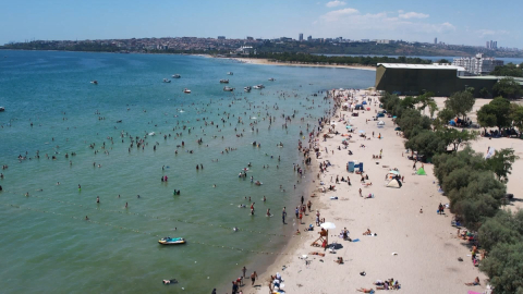 İstanbul - Sıcak havayı fırsat bilenler Menekşe Plajı'na akın etti