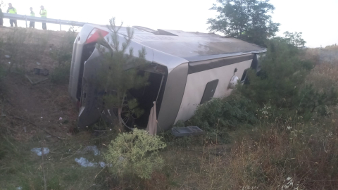 Balıkesir'de yolcu otobüsü şarampole devrildi; 27 yaralı