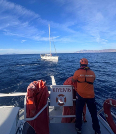 Muğla açıklarında sürüklenen yelkenli tekne kurtarıldı