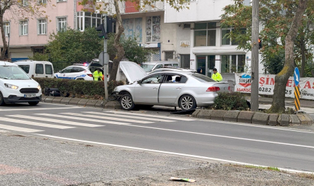 Tekirdağ- Alkollü sürücü, yaya geçidinin olduğu noktada otomobiliyle refüje çarptı /Video eklendi