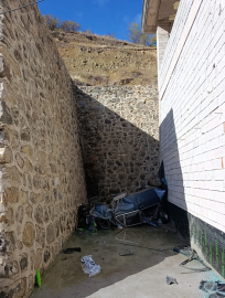 Otomobil istinat duvarını aşıp belediye otoparkına düştü