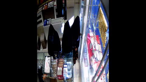 Çarşaflı 3 kadının, kuyumcudan 1 milyon 200 bin liralık soygunu kamerada