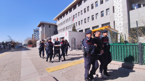 Kimlik soran trafik şube müdürüne tekme atan şüpheli ile 2 yakını tutuklandı