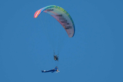 İranlı paraşüt pilotu ve jimnastikçiden Babadağ semalarında akrobatik gösteri