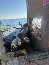 İstanbul - Sarıyer'de yokuştan kayan otomobil binaya çarpıp korkuluklarda asılı kaldı
