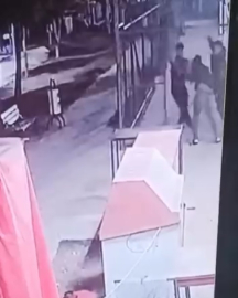 Parkta tartıştıkları 3 lise öğrencisini dövüp, bıçakladılar; olay kamerada