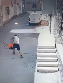 Kovaladığı çocuğu ayak bileğinden tutup yere fırlattı / Video eklendi