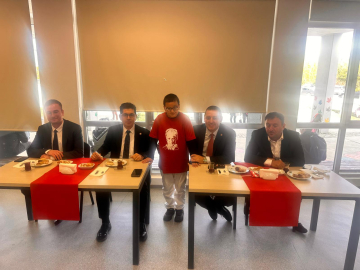 Okul başkanı Ahmet, seçim vaadini yerine getirip, milletvekilleri ile öğrencileri buluşturdu
