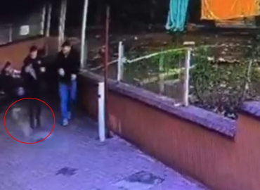 İtfaiyeci, AVM balkonundan atılan içi dolu pet şişeden son anda kurtuldu