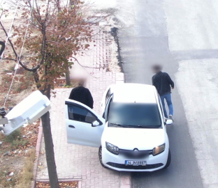 Polisi görünce, otomobilin yolcu koltuğuna geçen sürücüye 19 bin TL ceza / Video eklendi
