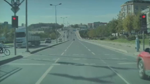 İstanbul- Arnavutköy'de otomobil kırmızı ışıkta geçti; bisikletli çocuklar kıl payı kurtuldu