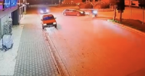 Otomobille çarpışan motosikletin sürücüsünün yaralandığı kaza kamerada