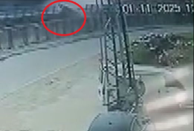 Hafif ticari aracın sulama kanalına düştüğü kaza kamerada