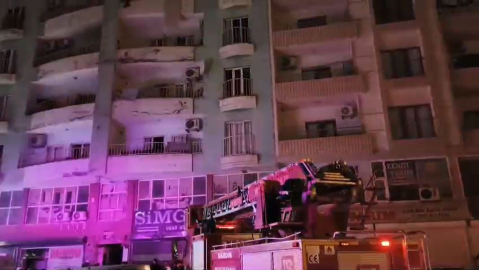 Çakmakla oynarken yangına neden oldular; 2 kişi dumandan etkilendi